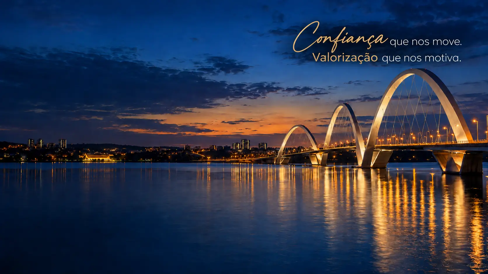 Ponte JK iluminada à noite, em Brasília